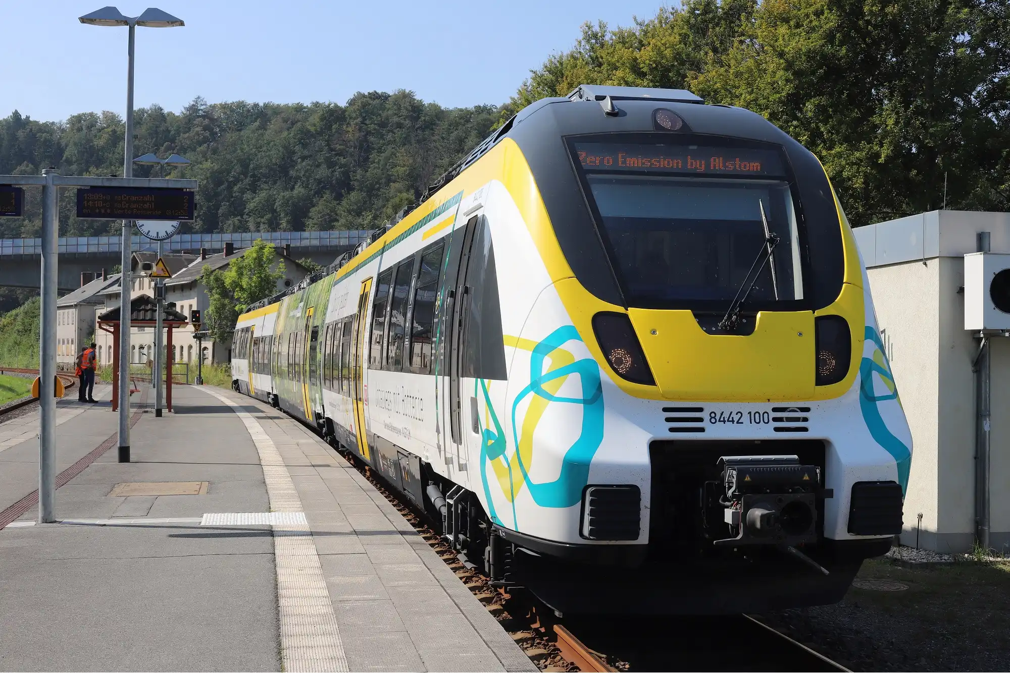 Alstom and VMS reveal battery-powered train
