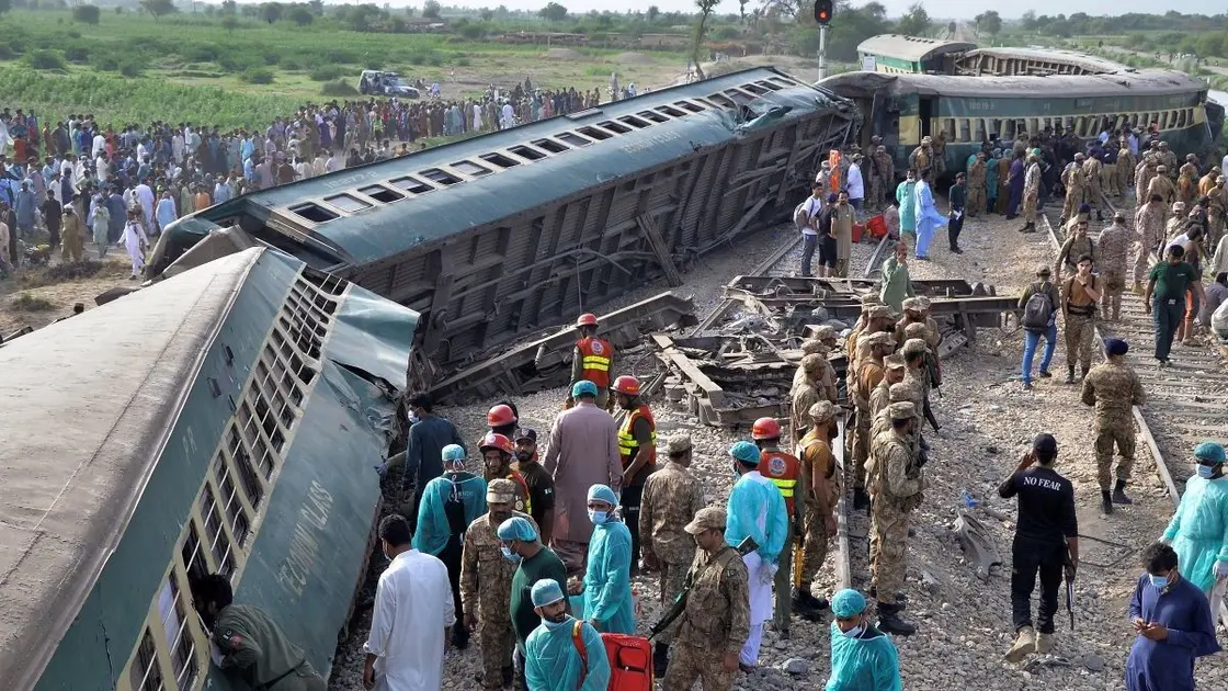 20 People die in train crash in southern Pakistan after 10 carriages derailed
